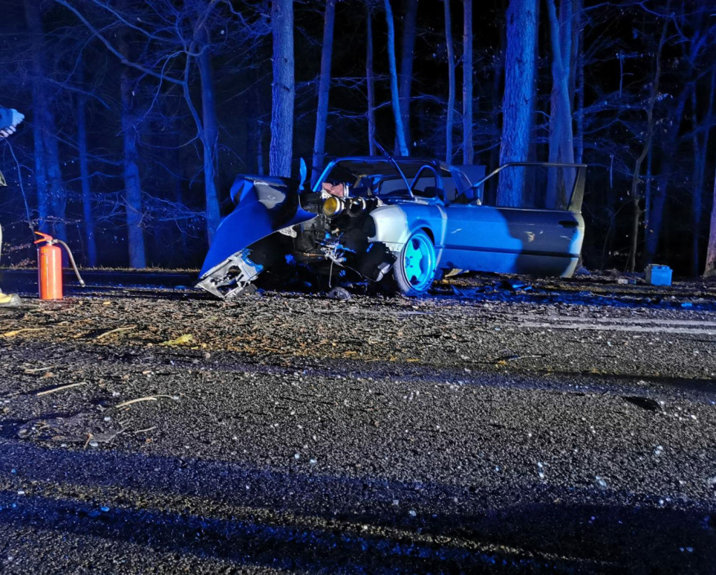 Poważny wypadek na DK-20. BMW uderzyło w drzewo. Jechały nim trzy osoby