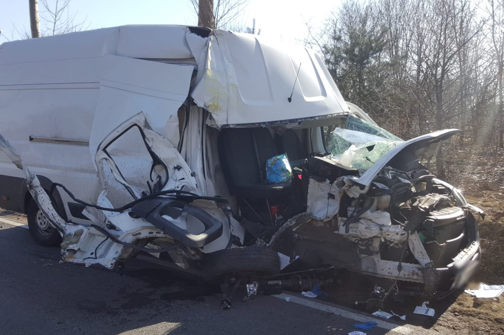 Zderzenie busa z ciężarówką na DK-20 w Białym Borze ZDJĘCIA