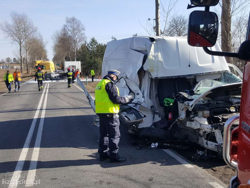 Zderzenie busa z ciężarówką na DK-20 w Białym Borze ZDJĘCIA