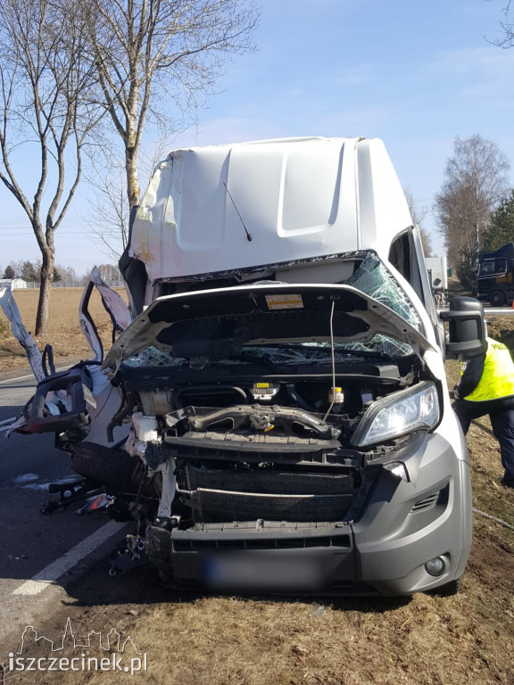 Zderzenie busa z ciężarówką na DK-20 w Białym Borze ZDJĘCIA