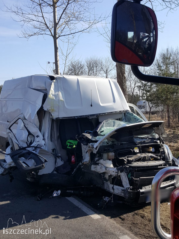 Zderzenie busa z ciężarówką na DK-20 w Białym Borze ZDJĘCIA