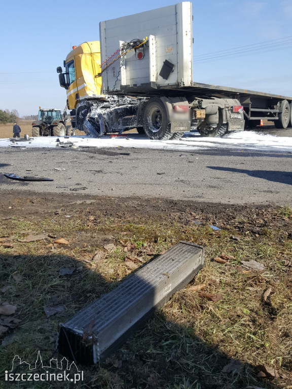 Zderzenie busa z ciężarówką na DK-20 w Białym Borze ZDJĘCIA