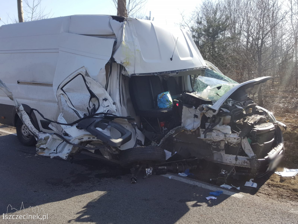 Zderzenie busa z ciężarówką na DK-20 w Białym Borze ZDJĘCIA