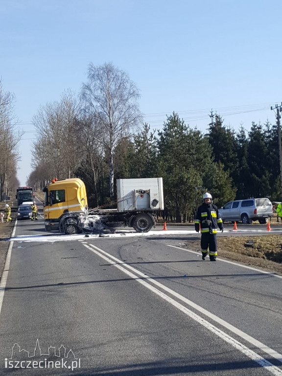 Zderzenie busa z ciężarówką na DK-20 w Białym Borze ZDJĘCIA