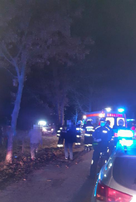 Golf uderzył w drzewo. Jechały nim 4 osoby