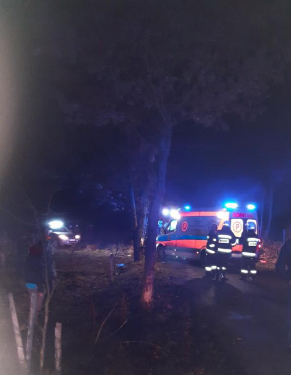 Golf uderzył w drzewo. Jechały nim 4 osoby