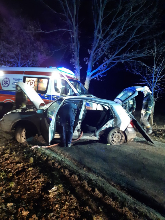 Golf uderzył w drzewo. Jechały nim 4 osoby