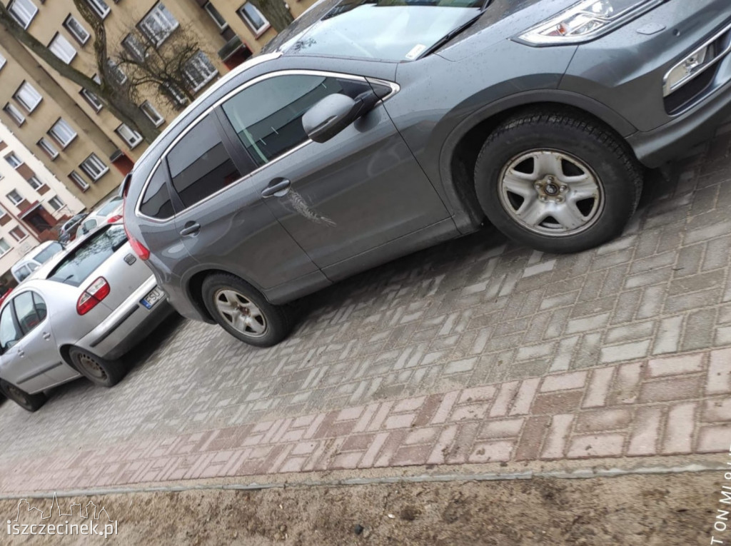 Szalał po marihuanie. Zniszczył 5 samochodów