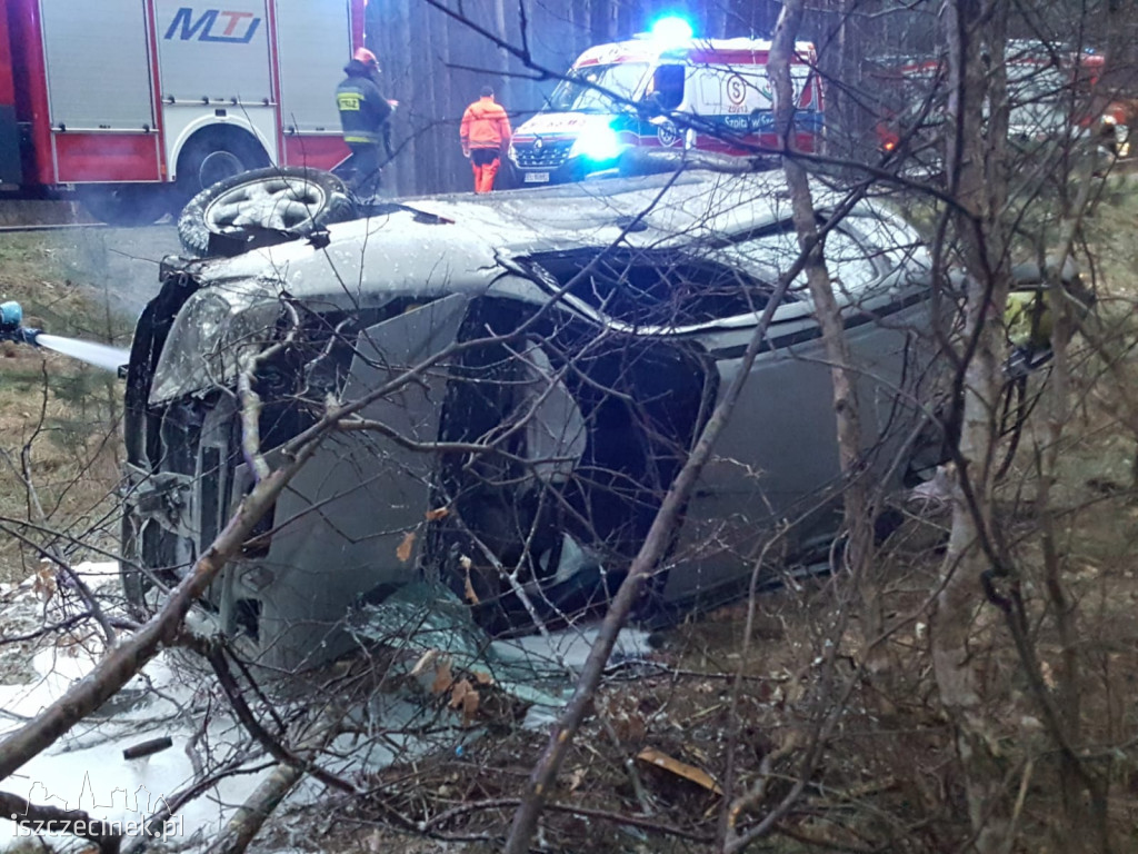 Pijany kierowca zakończył podróż dachowaniem ZDJĘCIA