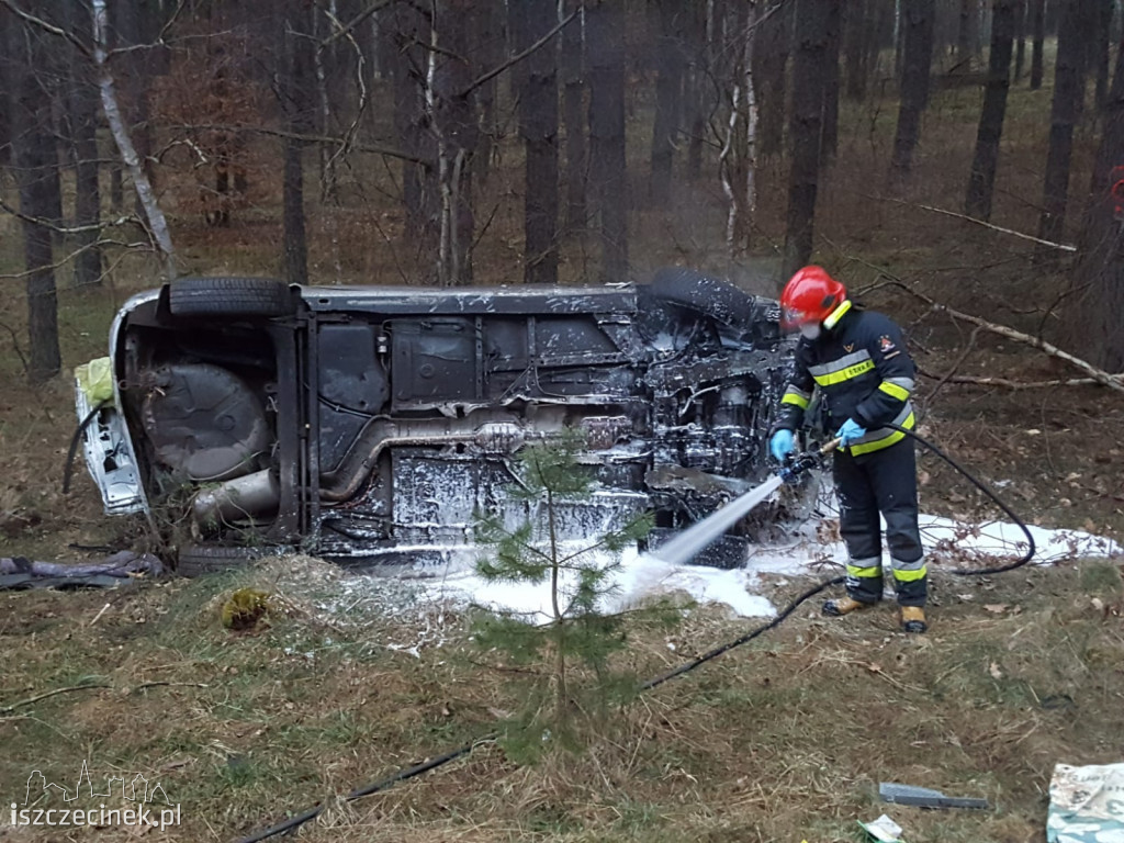 Pijany kierowca zakończył podróż dachowaniem ZDJĘCIA