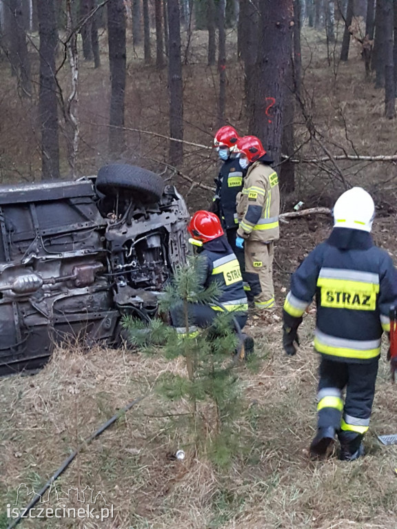 Pijany kierowca zakończył podróż dachowaniem ZDJĘCIA