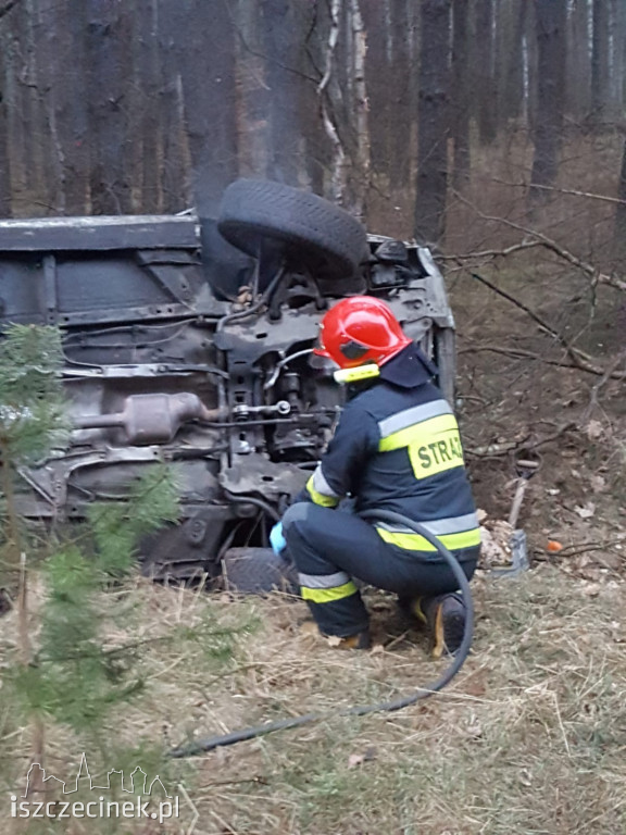 Pijany kierowca zakończył podróż dachowaniem ZDJĘCIA