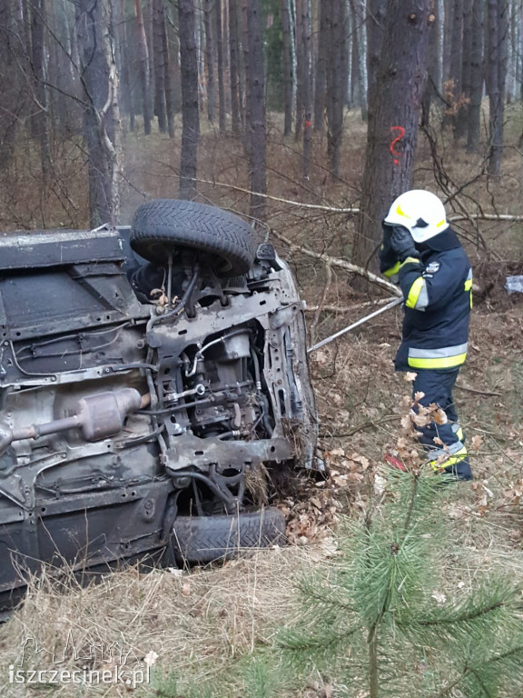 Pijany kierowca zakończył podróż dachowaniem ZDJĘCIA