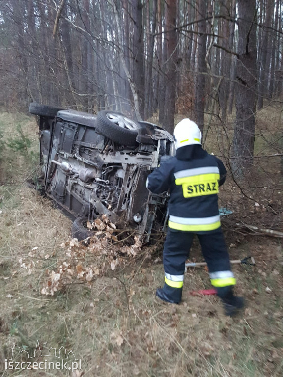 Pijany kierowca zakończył podróż dachowaniem ZDJĘCIA