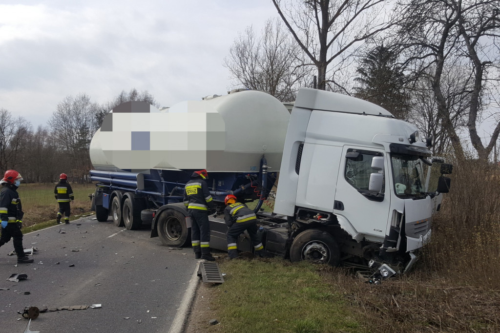Zderzenie osobówki z cysterną na DW-172. Droga zablokowana