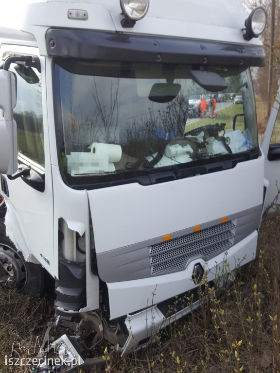 Zderzenie osobówki z cysterną na DW-172. Droga zablokowana