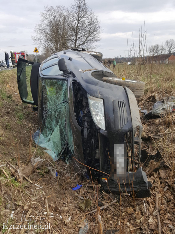 Zderzenie osobówki z cysterną na DW-172. Droga zablokowana