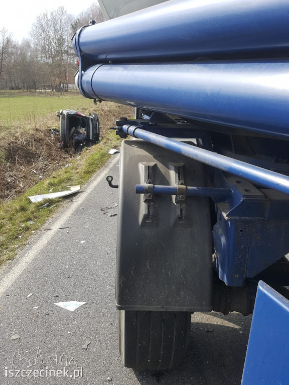 Zderzenie osobówki z cysterną na DW-172. Droga zablokowana