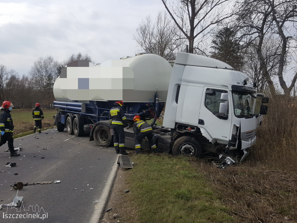 Zderzenie osobówki z cysterną na DW-172. Droga zablokowana