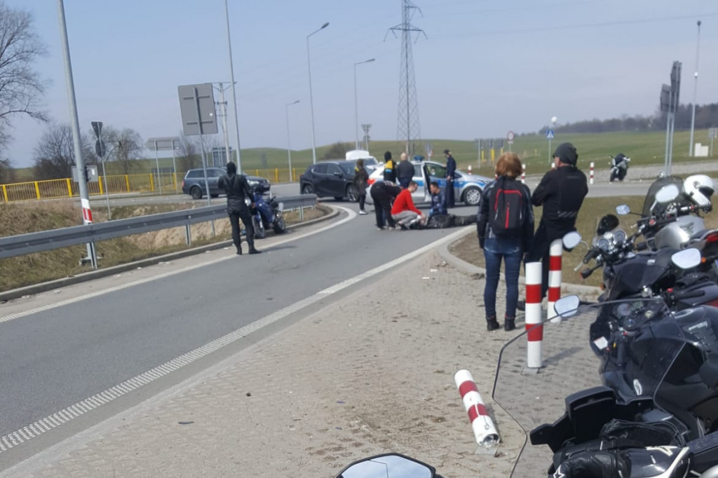 Wypadek na S-11. Motocyklista uderzył w barierę ZDJĘCIA