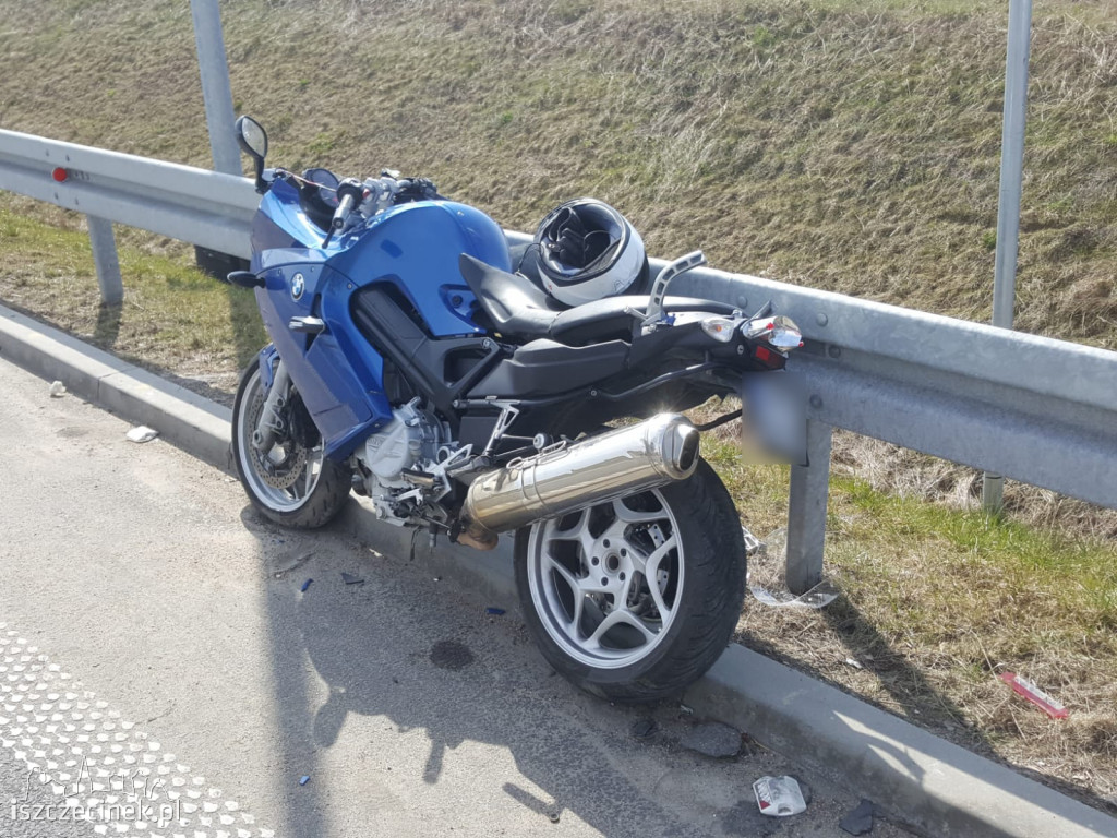 Wypadek na S-11. Motocyklista uderzył w barierę ZDJĘCIA