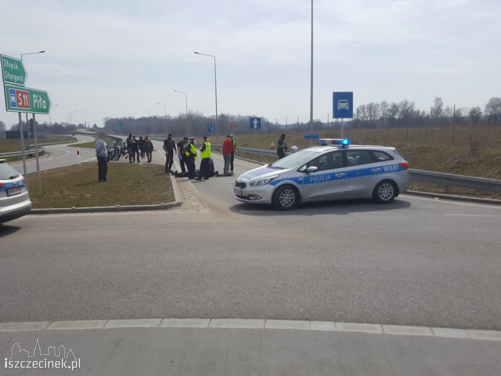 Wypadek na S-11. Motocyklista uderzył w barierę ZDJĘCIA