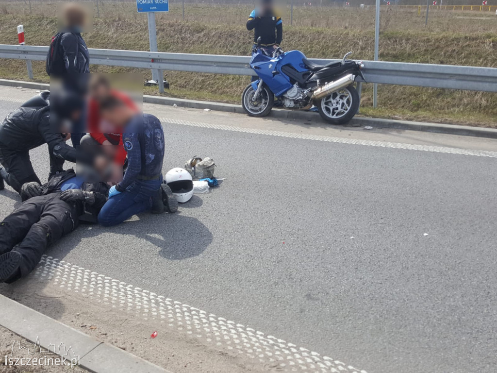 Wypadek na S-11. Motocyklista uderzył w barierę ZDJĘCIA