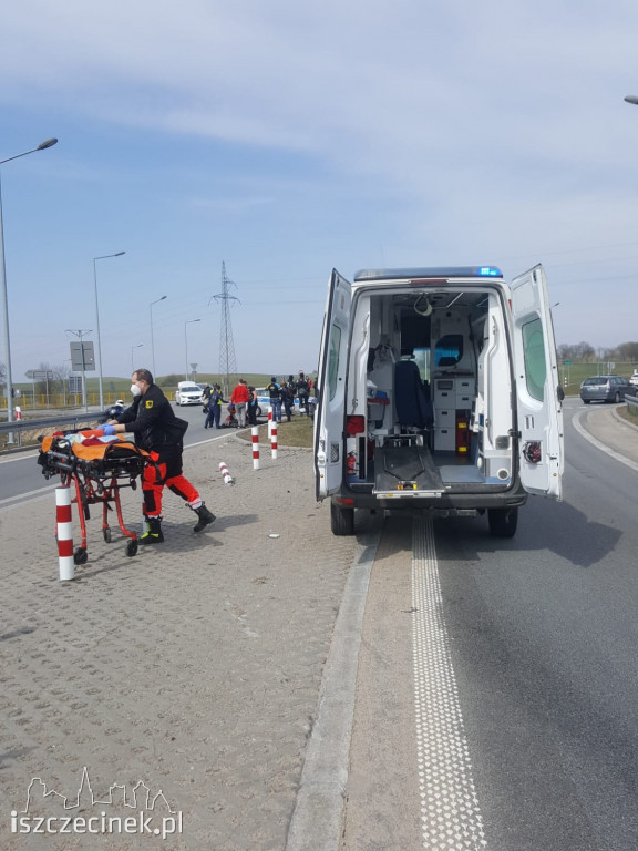 Wypadek na S-11. Motocyklista uderzył w barierę ZDJĘCIA
