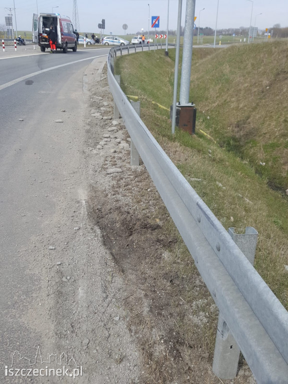 Wypadek na S-11. Motocyklista uderzył w barierę ZDJĘCIA
