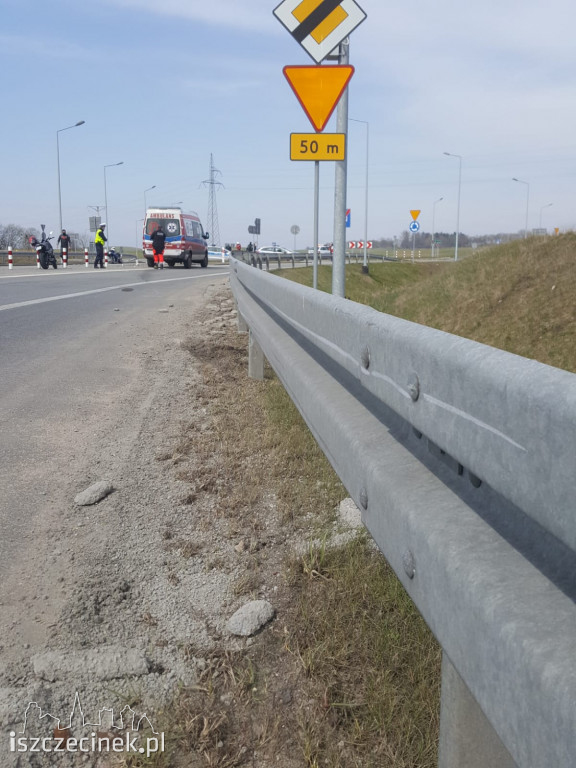 Wypadek na S-11. Motocyklista uderzył w barierę ZDJĘCIA