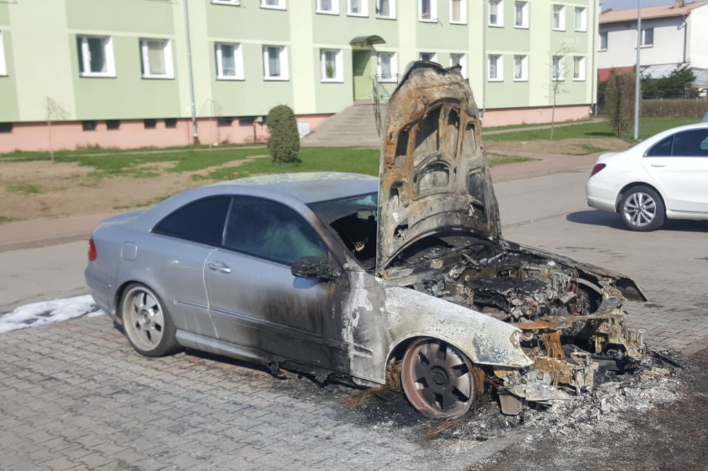 Biały Bór. Spłonął mercedes