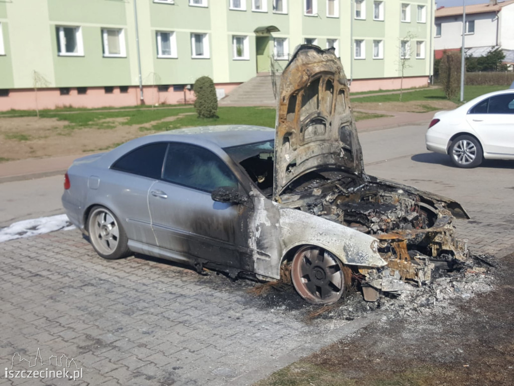 Biały Bór. Spłonął mercedes
