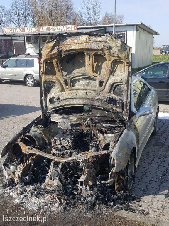 Biały Bór. Spłonął mercedes