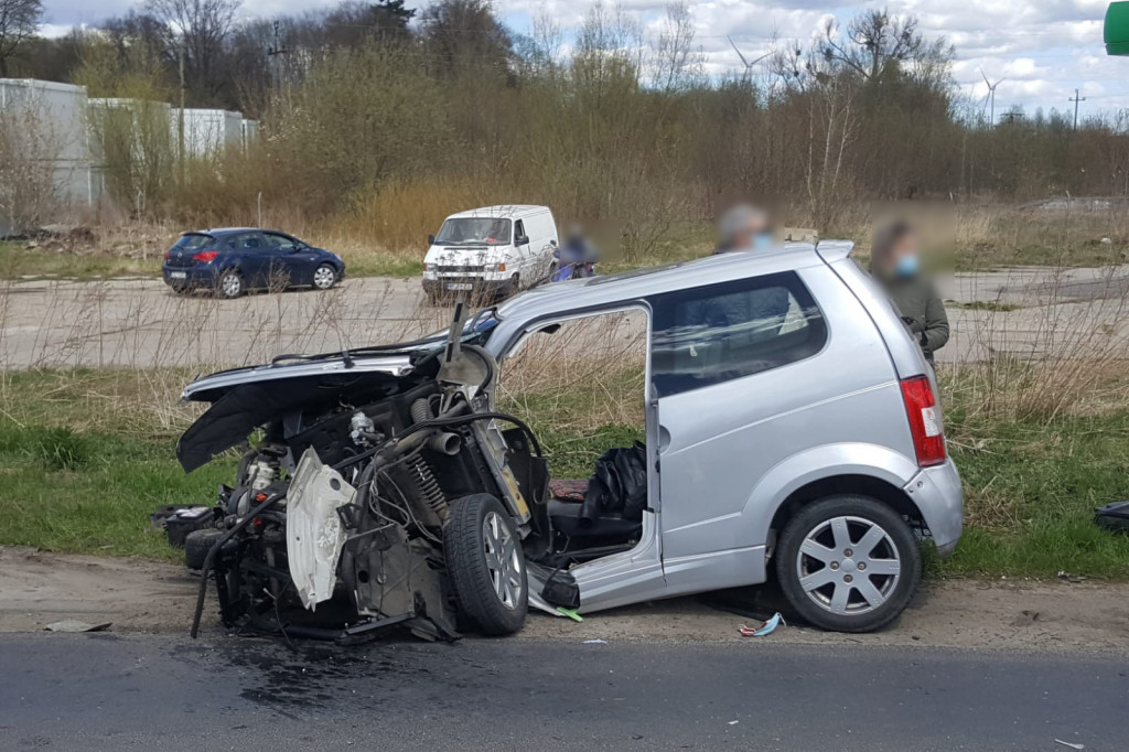 Poważny wypadek w Barwicach. Po zderzeniu mikrosamochód rozpadł się na części ZDJĘCIA
