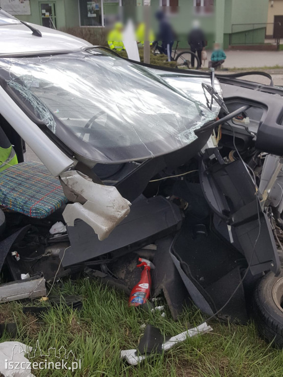 Poważny wypadek w Barwicach. Po zderzeniu mikrosamochód rozpadł się na części ZDJĘCIA