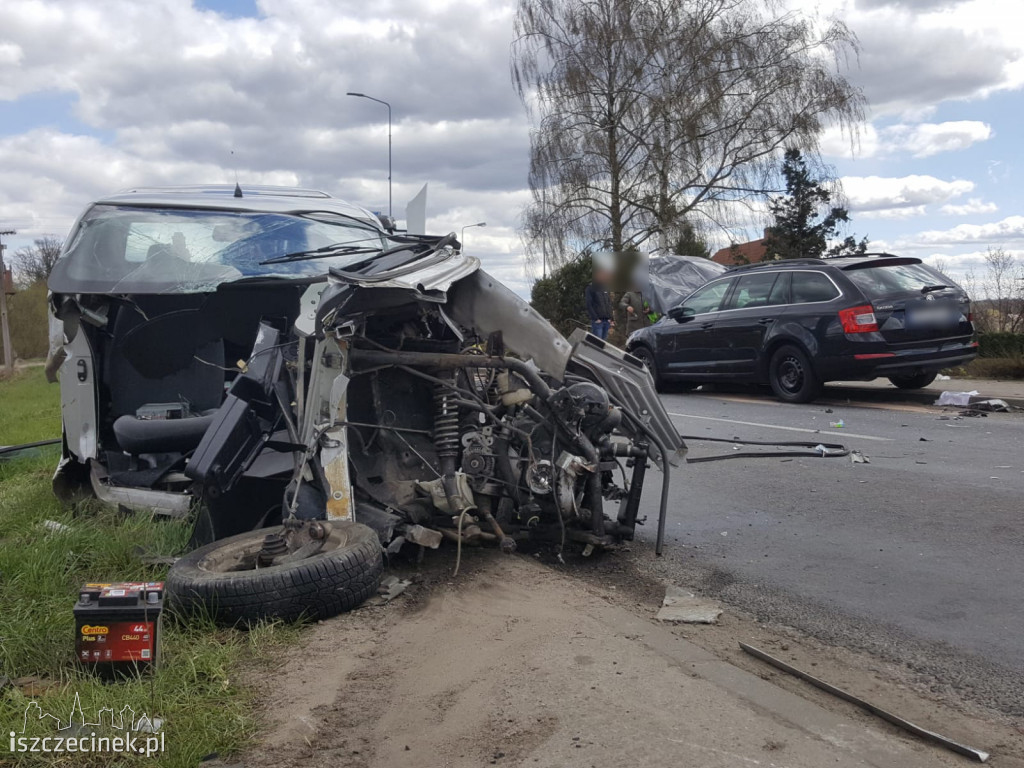 Poważny wypadek w Barwicach. Po zderzeniu mikrosamochód rozpadł się na części ZDJĘCIA