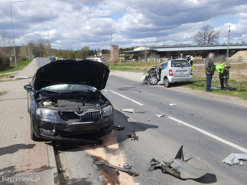 Poważny wypadek w Barwicach. Po zderzeniu mikrosamochód rozpadł się na części ZDJĘCIA