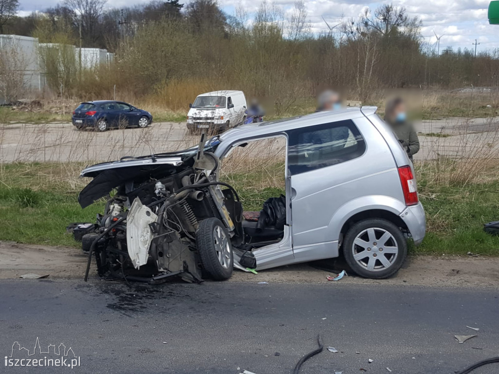 Poważny wypadek w Barwicach. Po zderzeniu mikrosamochód rozpadł się na części ZDJĘCIA