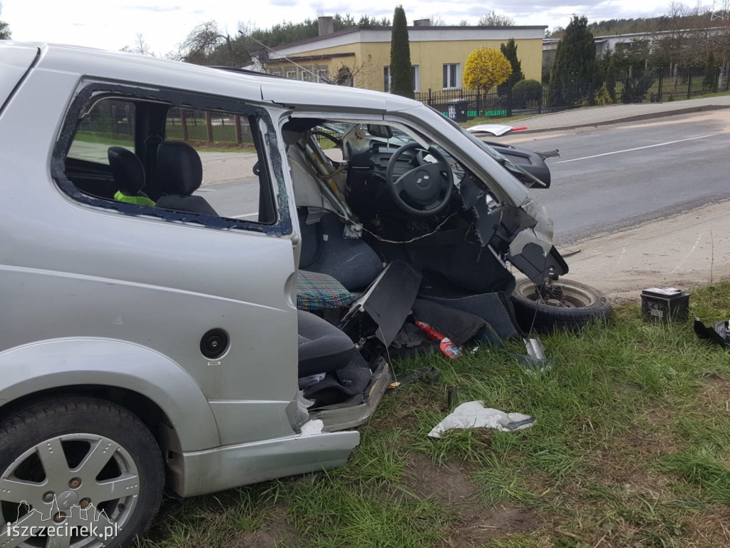 Poważny wypadek w Barwicach. Po zderzeniu mikrosamochód rozpadł się na części ZDJĘCIA
