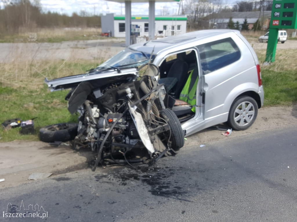 Poważny wypadek w Barwicach. Po zderzeniu mikrosamochód rozpadł się na części ZDJĘCIA