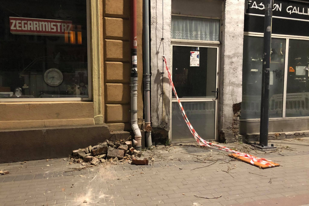 Z byłego Gryfu tynk sypie się na głowy przechodniów. Zamknięto chodnik