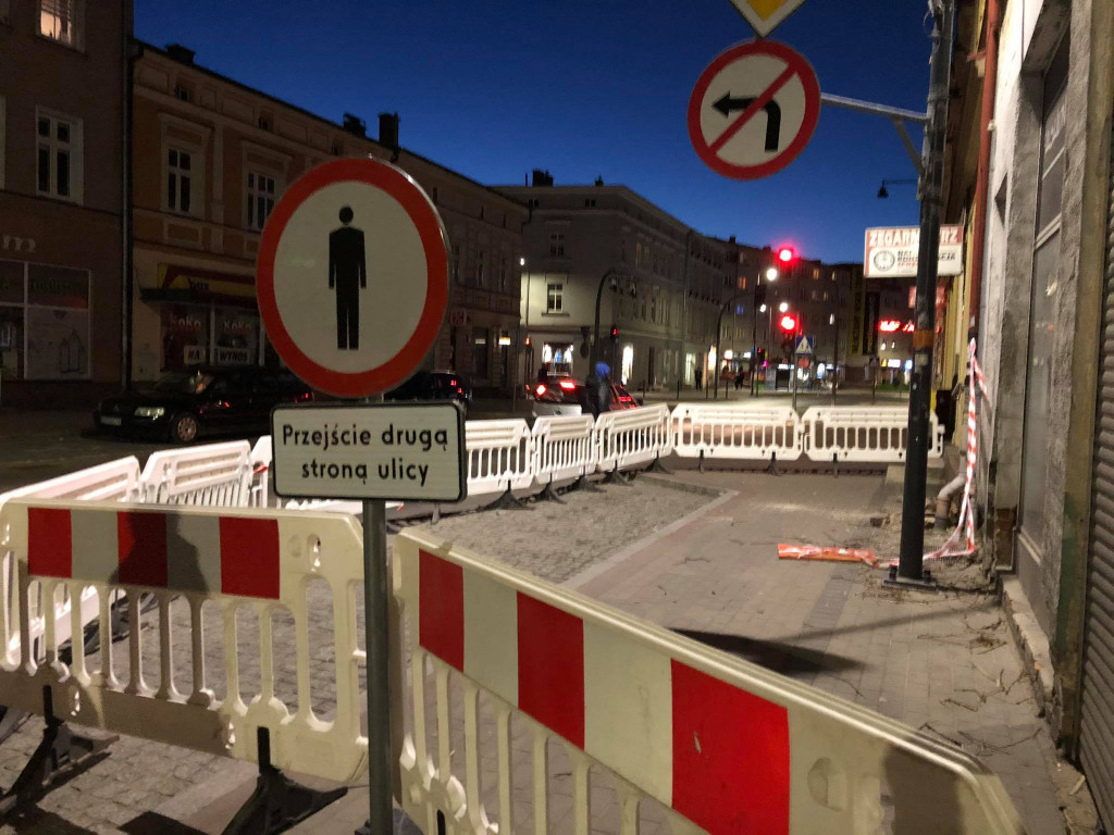 Z byłego Gryfu tynk sypie się na głowy przechodniów. Zamknięto chodnik