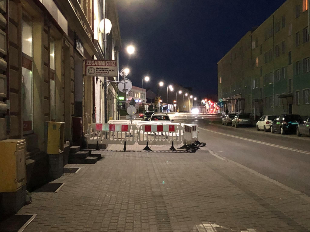 Z byłego Gryfu tynk sypie się na głowy przechodniów. Zamknięto chodnik