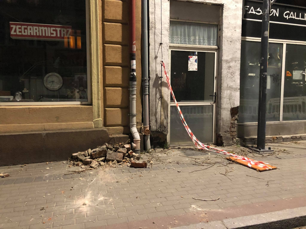 Z byłego Gryfu tynk sypie się na głowy przechodniów. Zamknięto chodnik