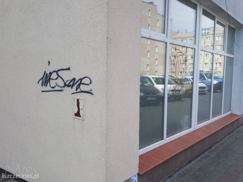 Nocny rajd wandali ulicami Szczecinka. Zniszczone samochody, przystanek i elewacje