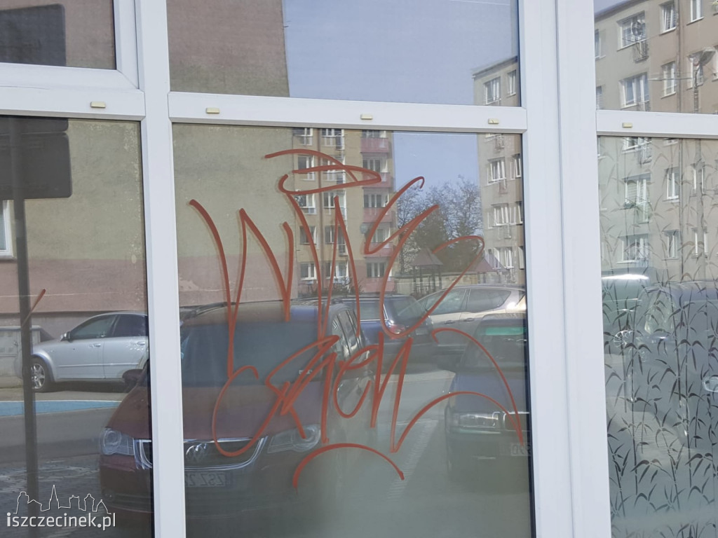 Nocny rajd wandali ulicami Szczecinka. Zniszczone samochody, przystanek i elewacje
