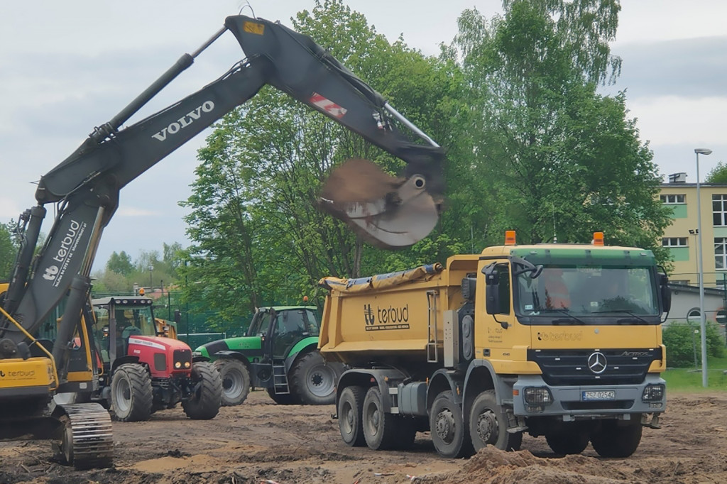 Trwają prace związane z budową hali sportowej przy 