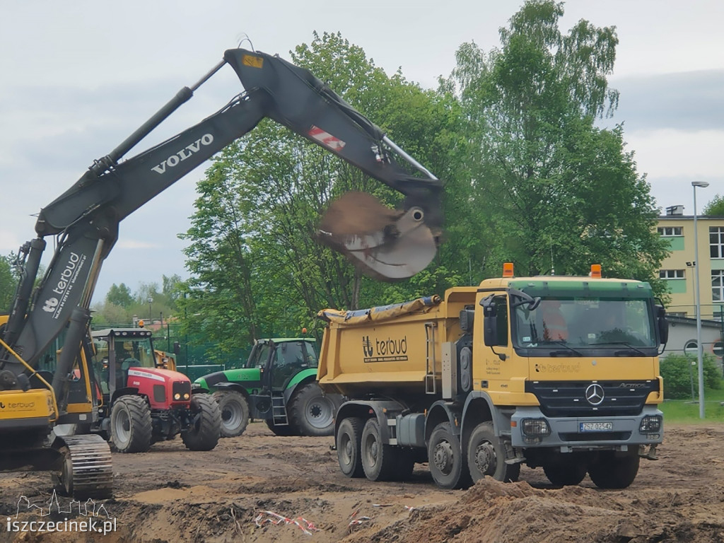 Trwają prace związane z budową hali sportowej przy 
