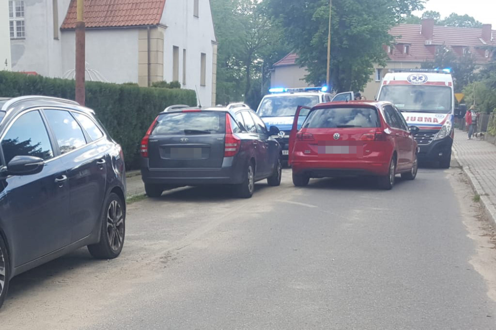 Starszy mężczyzna zasłabł za kierownicą. Wjechał w zaparkowany samochód