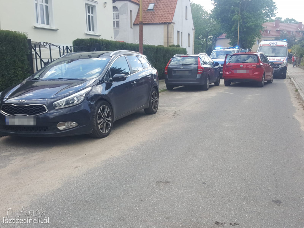 Starszy mężczyzna zasłabł za kierownicą. Wjechał w zaparkowany samochód